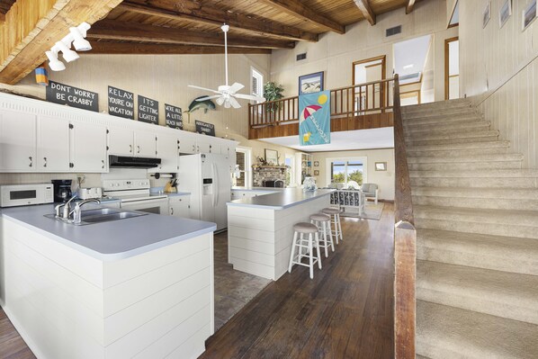 Een vaatwasser, een koffiezetapparaat/waterkoker