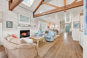Living area - Cubbage - Oceanfront, 5-bedrooms (Pawleys Island)