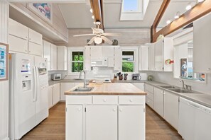 Coffee/tea maker, dishwasher - Cubbage - Oceanfront, 5-bedrooms (Pawleys Island)