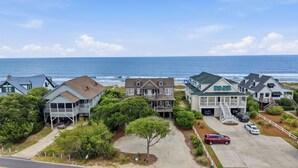 Un quartier résidentiel situé sur la côte, avec des maisons, une plage et l’océan en toile de fond.