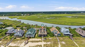 Et kystnært boligområde med huse, en flod og en strand.