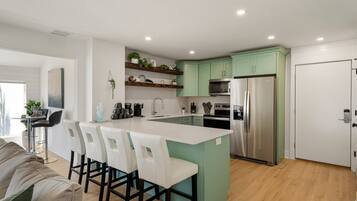 Réfrigérateur, micro-ondes, four, plaque de cuisson