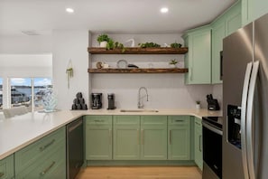 Cafetera y tetera, refrigerador, microondas y horno