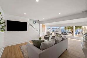 Smart TV - Gorgeous Bayfront 2BR 3BA Condo l Marina Views (Panama City Beach)