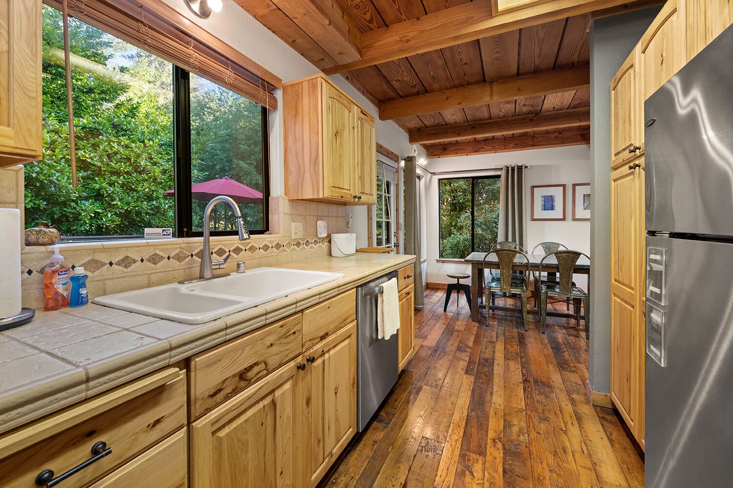 Kjøleskap, mikrobølgeovn, kokeplater og oppvaskmaskin