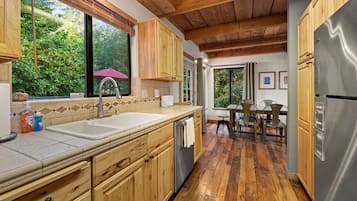 Kjøleskap, mikrobølgeovn, kokeplater og oppvaskmaskin