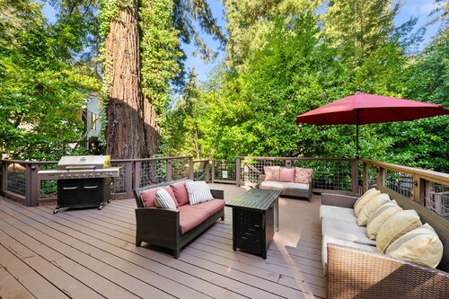 Summerwood ~  Charming, Hot Tub, Family-Friendly Cabin! Walk to Town!