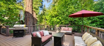 Summerwood ~  Charming, Hot Tub, Family-Friendly Cabin! Walk to Town!