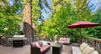 Summerwood ~ Charming, Hot Tub, Family-Friendly Cabin! Walk to Town!