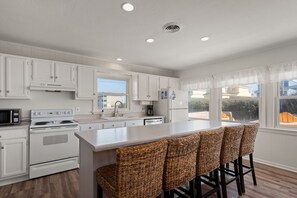 冷蔵庫、電子レンジ、オーブン、コンロ