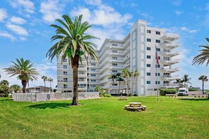 Exterior - Updated Condo with Beach Access! Shared Pools, BBQ Area! Jamaica Royale Unit 055 (Siesta Key)