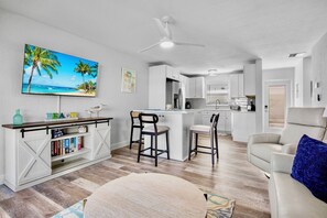 TV - Updated Condo with Beach Access! Shared Pools, BBQ Area! Jamaica Royale Unit 055 (Siesta Key)