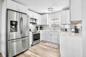 Fridge, coffee/tea maker, toaster, cookware/dishes/utensils - Updated Condo with Beach Access! Shared Pools, BBQ Area! Jamaica Royale Unit 055 (Siesta Key)