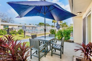 Outdoor dining - Updated Condo with Beach Access! Shared Pools, BBQ Area! Jamaica Royale Unit 055 (Siesta Key)