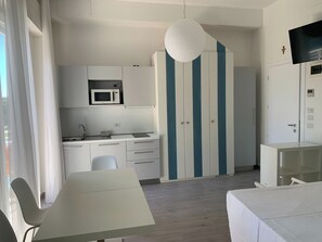 Fridge, microwave, stovetop, cookware/dishes/utensils - Shell: Double room with kitchenette (Bellaria-Igea Marina)