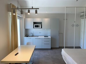 1 slaapkamer, een strijkplank/strijkijzer, gratis wifi, beddengoed