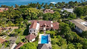 A large property with multiple buildings, a swimming pool, and a view of the ocean. - Casa Las Brisas – Caribbean Vacation Rental (Cabarete)