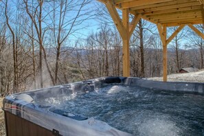 Outdoor spa tub - Mountaineer Compound - 2 Cabins - Sleeps 20 - 2 Hot Tubs (Boone)