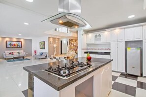 Kühlschrank, Mikrowelle, Wasserkocher mit Kaffee-/Teezubehör