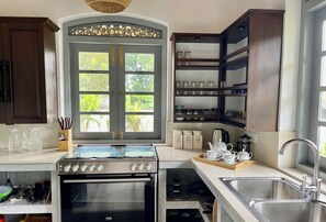 Frigorifero, microonde, forno, bollitore elettrico