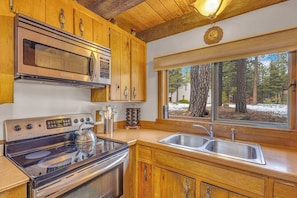 Køleskab, mikrobølgeovn, ovn, kogeplade