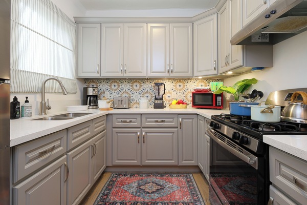 Frigorífico, microondas, horno y placa de cocina