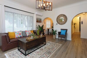 Smart TV - Downtown Cozy Home 10. mins drive to Disneyland (Santa Ana)