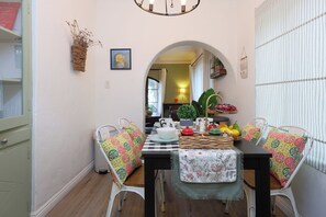 Dining - Downtown Cozy Home 10. mins drive to Disneyland (Santa Ana)