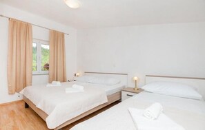 5 bedrooms, iron/ironing board, WiFi, bed sheets