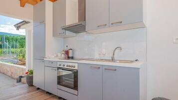 Fridge, oven, dishwasher, coffee/tea maker