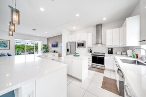 Fridge, microwave, oven, stovetop - Pool+Hot Tub+Sauna+Gym! 1 Minute Walk To Beach! (Pompano Beach)