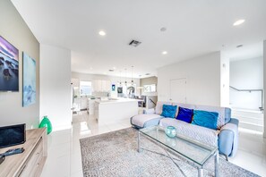 Smart TV - Pool+Hot Tub+Sauna+Gym! 1 Minute Walk To Beach! (Pompano Beach)