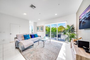 Smart TV - Pool+Hot Tub+Sauna+Gym! 1 Minute Walk To Beach! (Pompano Beach)