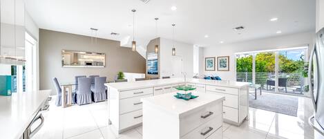 雪櫃、微波爐、焗爐、爐具