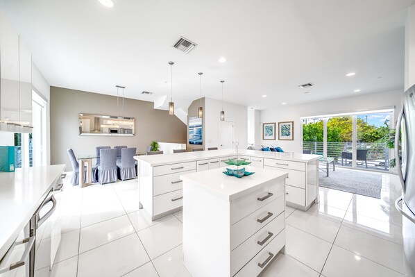 Fridge, microwave, oven, stovetop - Pool+Hot Tub+Sauna+Gym! 1 Minute Walk To Beach! (Pompano Beach)