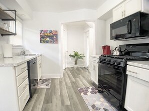 Fridge, microwave, oven, stovetop - 2 Family Modern Home walk to Glass Museum (Corning)