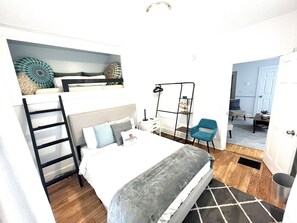 3 bedrooms, desk, iron/ironing board, free WiFi - 2 Family Modern Home walk to Glass Museum (Corning)