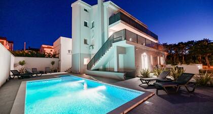 Stylish Apartment for 8 people in the villa with the pool and sea view