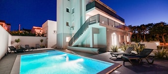 Stylish Apartment for 8 people in the villa with the pool and sea view