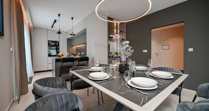 Stylish Apartment for 8 people in the villa with the pool and sea view