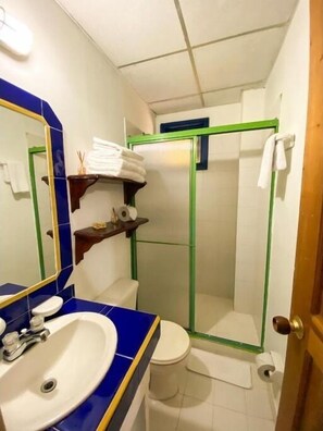 Shower, towels, toilet paper - Hermosa Habitacion Standar Familiar En Eco Hotel La Casona (LA YE)