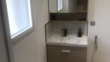 Shower, hair dryer, bidet, towels