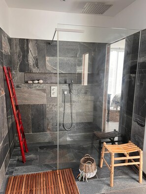 Dusche, Haartrockner, Handtücher, Seife