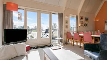 Een televisie, een dvd-speler, boeken en een muziekbibliotheek