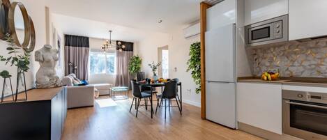 Kylskåp, ugn, spishäll och diskmaskin
