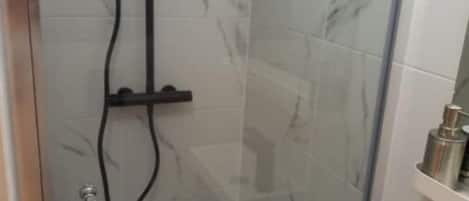 Serviettes fournies, savon, papier de toilette