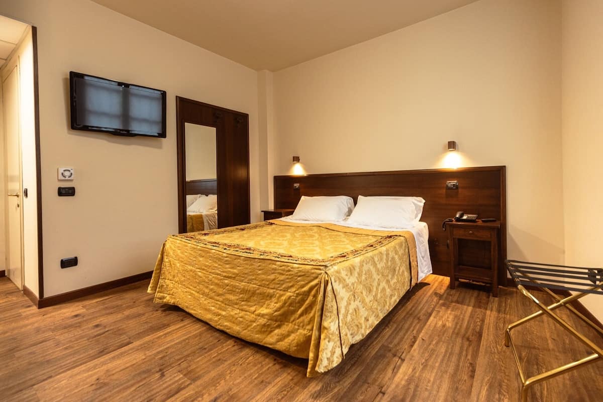 Egyptian cotton sheets, premium bedding, down comforters, minibar