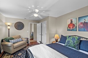 5 bedrooms, iron/ironing board, WiFi, bed sheets - Double Up in Downtown New Bern! (New Bern)