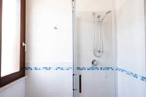 Dusche, Haartrockner, Bidet, Handtücher