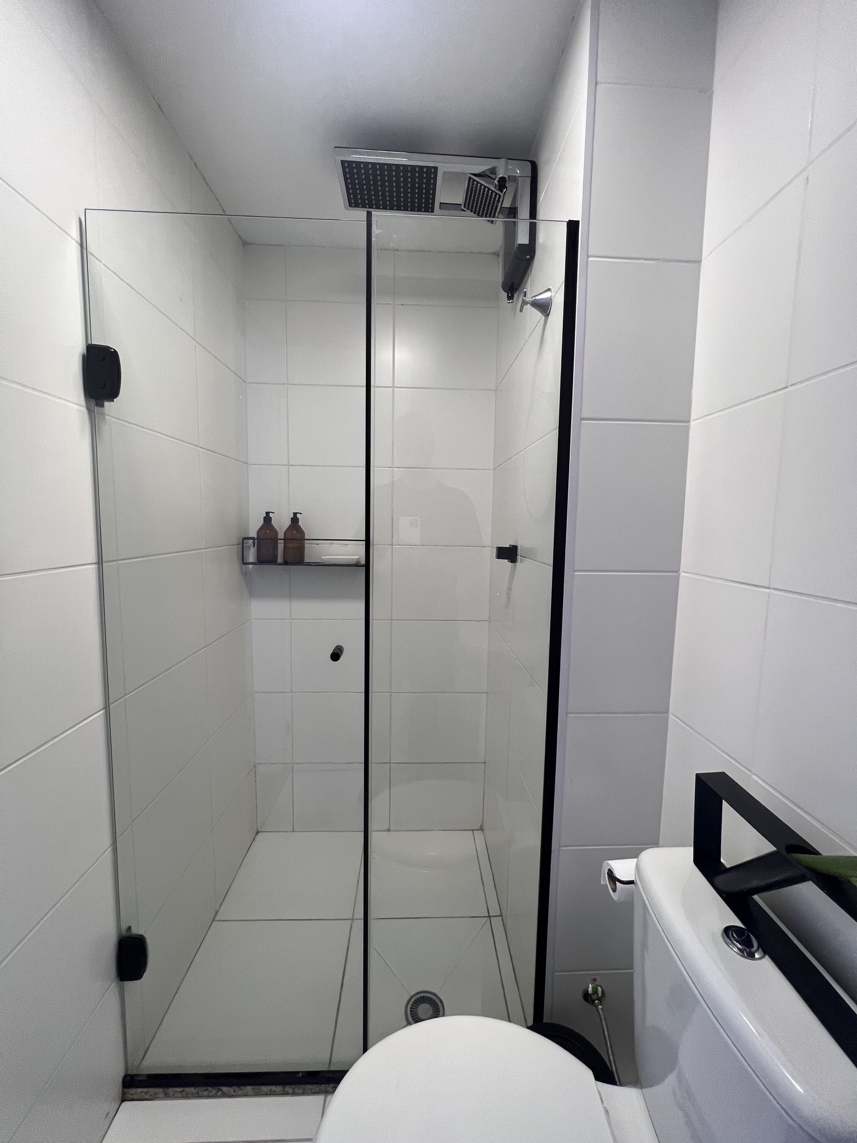 Chuveiro, secador de cabelo, toalhas de banho, sabonete